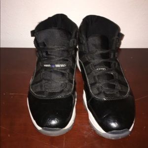 Jordan 11 space jams size 8.5 mens